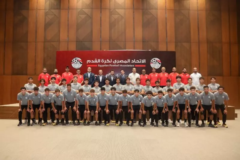 وزير الرياضة مع منتخب الناشئين